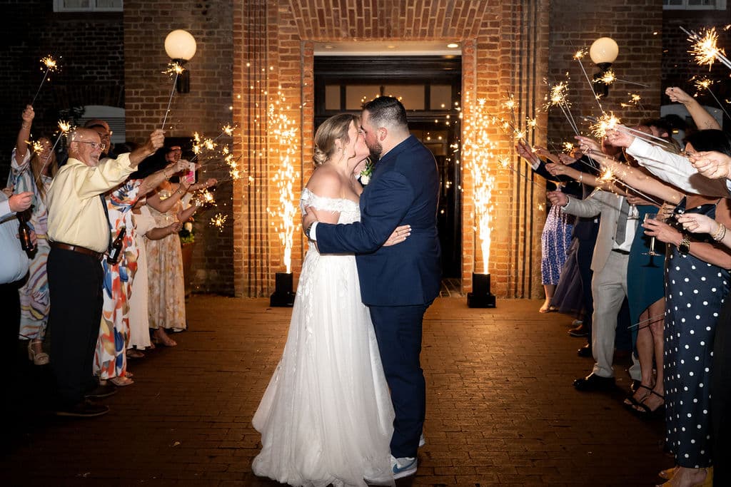 ML Event Entertainment - Wedding dip kiss