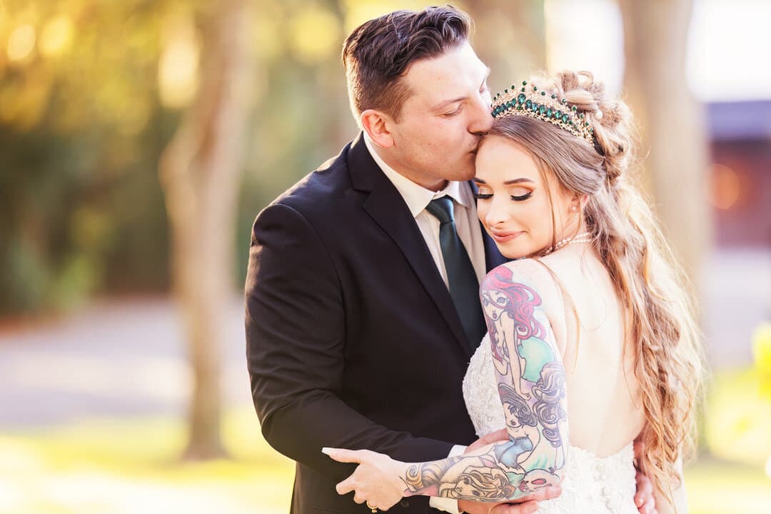 Luxe By Lindsay Photography - Hart Meadows Ranch Charleston wedding kiss